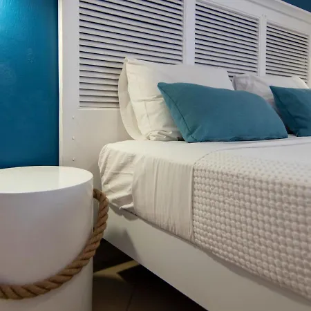 Fiscardostudios * フィスカルドン